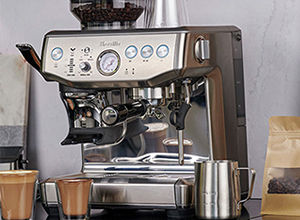 Esta cafetera Breville con bomba italiana está muy rebajada en :  ideal para preparar espressos y cappuccinos con facilidad