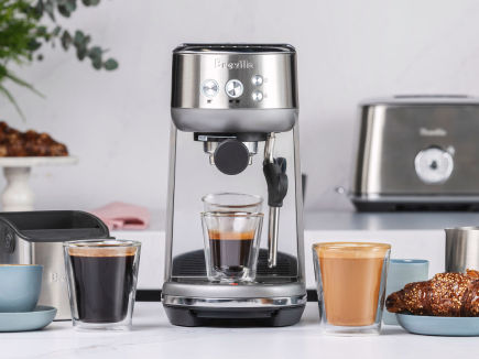 La nueva cafetera de Breville te ayuda a preparar tu café en casa como un  barista profesional