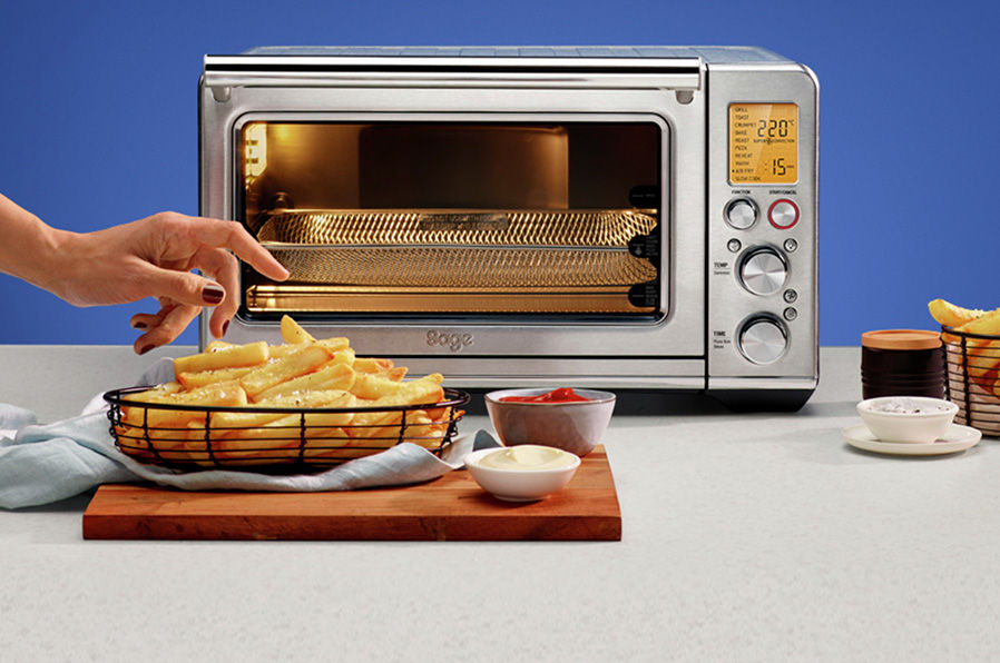 the Smart Oven® Air Fryer na bancada com comida deliciosa
